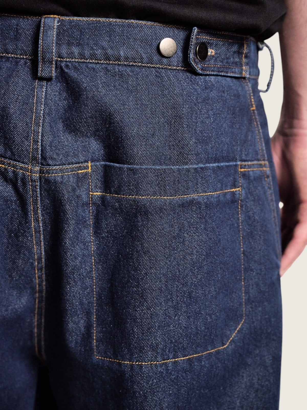 Adjusting jeans blue