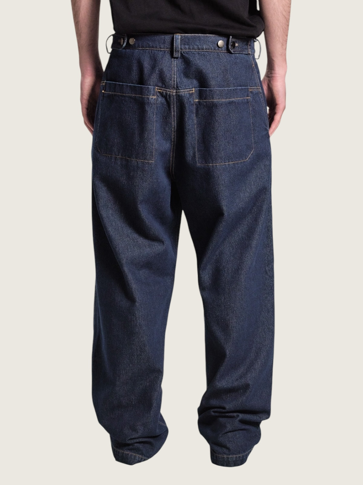 Adjusting jeans blue