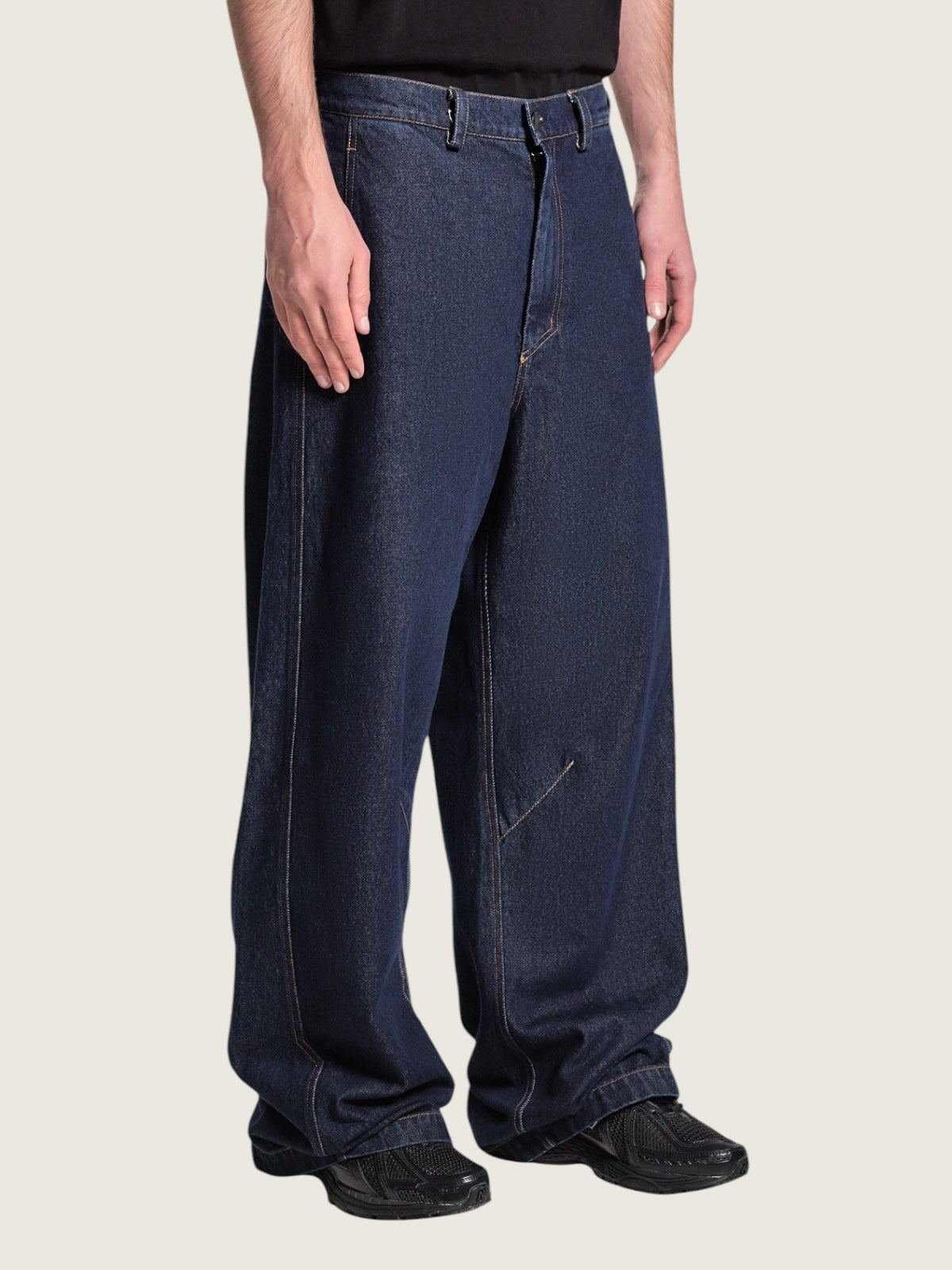 Adjusting jeans blue