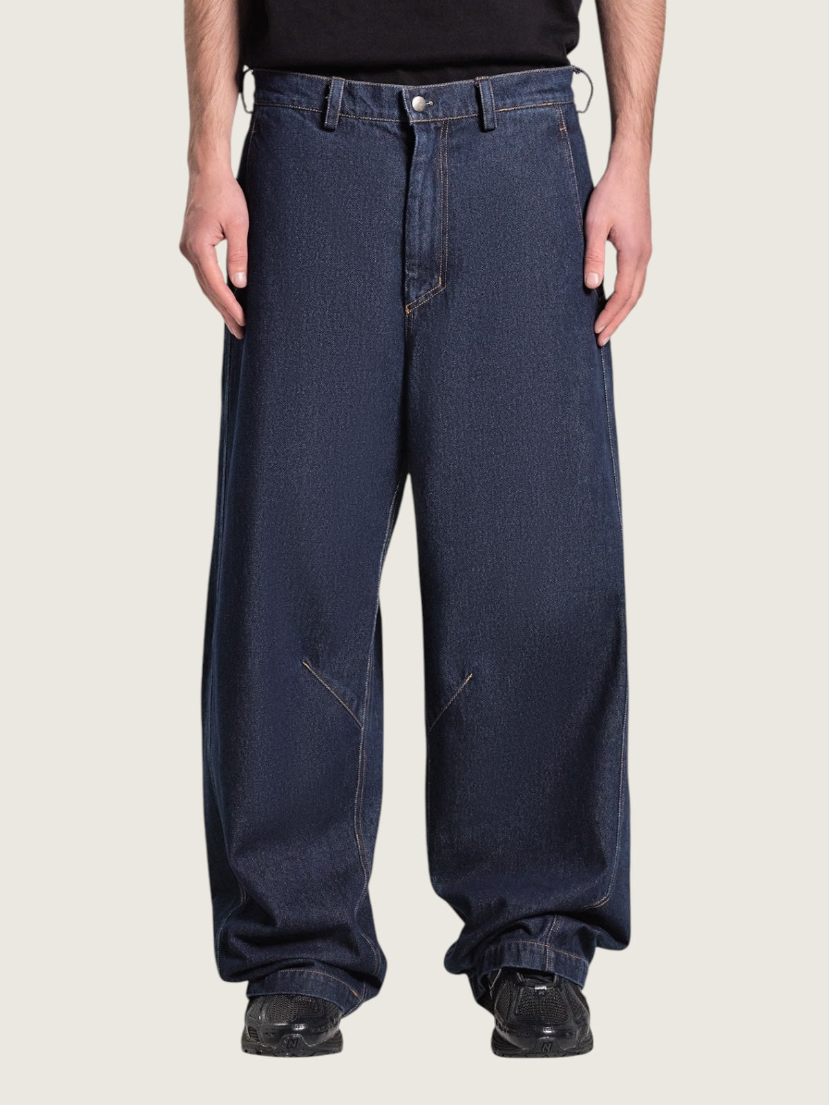 Adjusting jeans blue