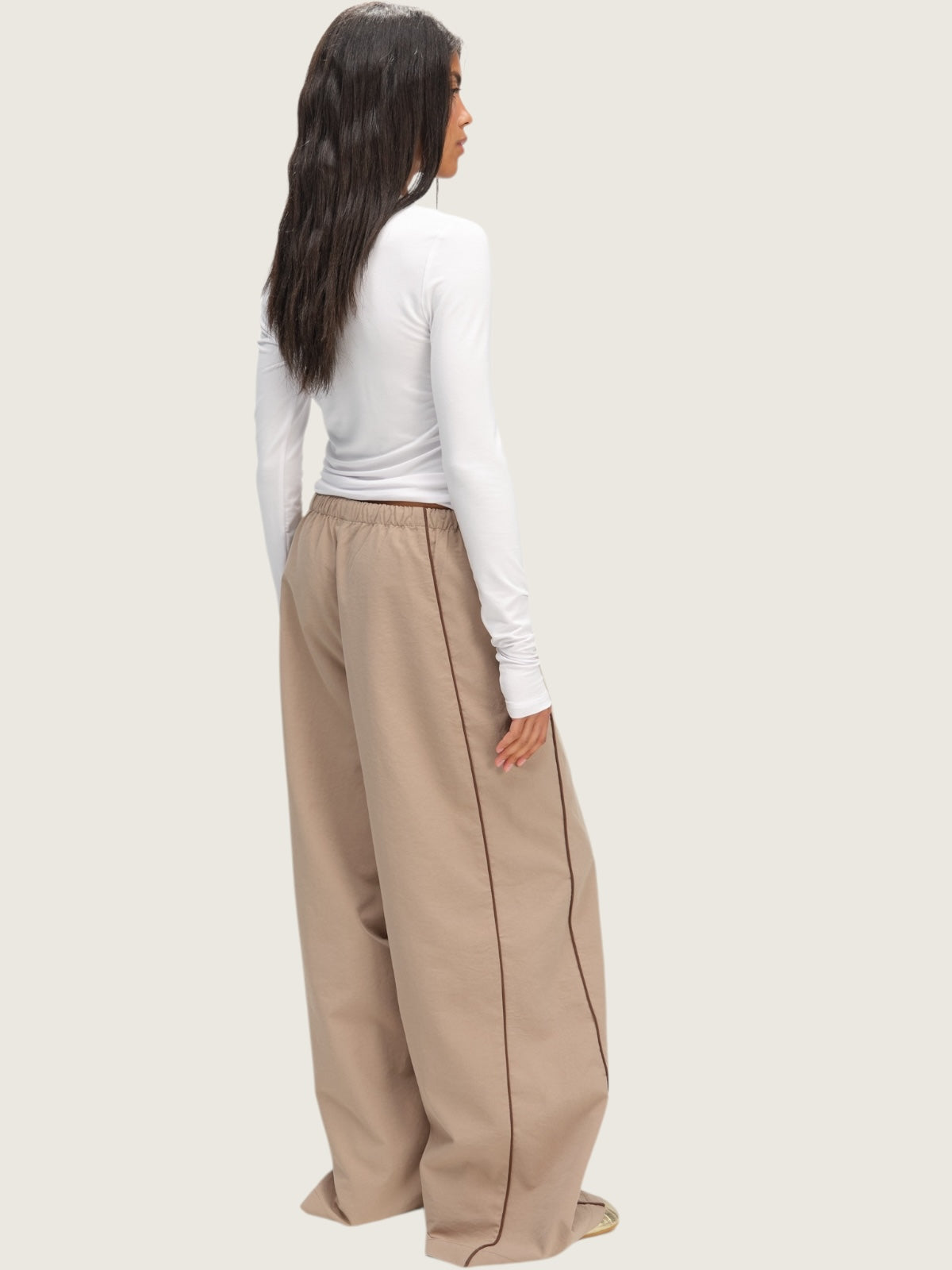 Beige trousers with edging